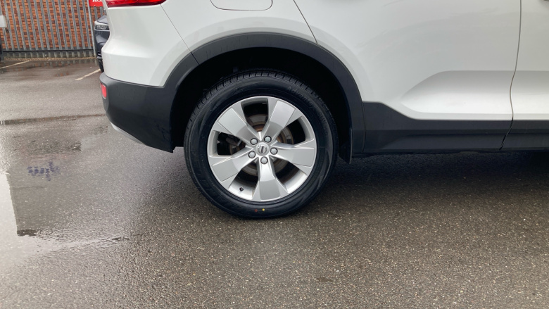 Volvo Xc40 2.0 T4 Momentum Pro 5dr AWD Geartronic Petrol Estate